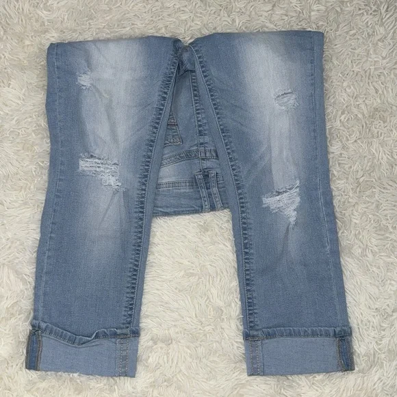 Wallflower Light Washed Denim Capris - Picture 2 of 6